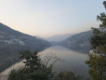 tiaraa monolith lake resort