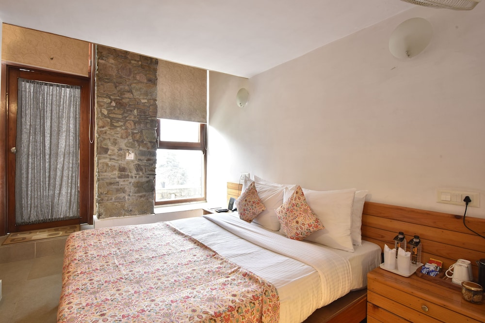 tiaraa monolith lake resort