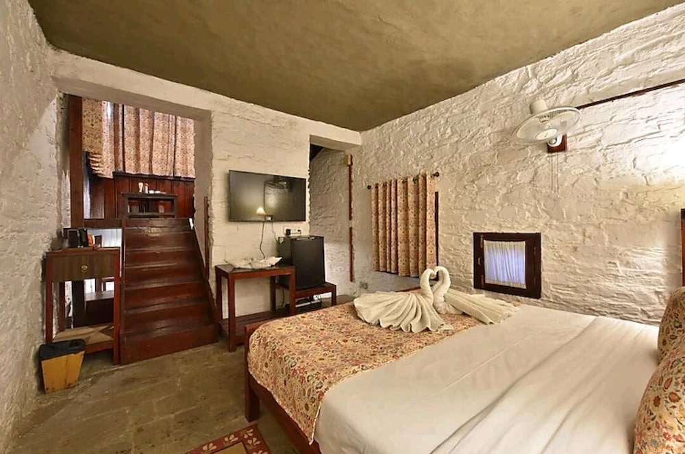 tiaraa monolith lake resort