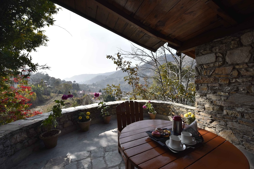 tiaraa monolith lake resort