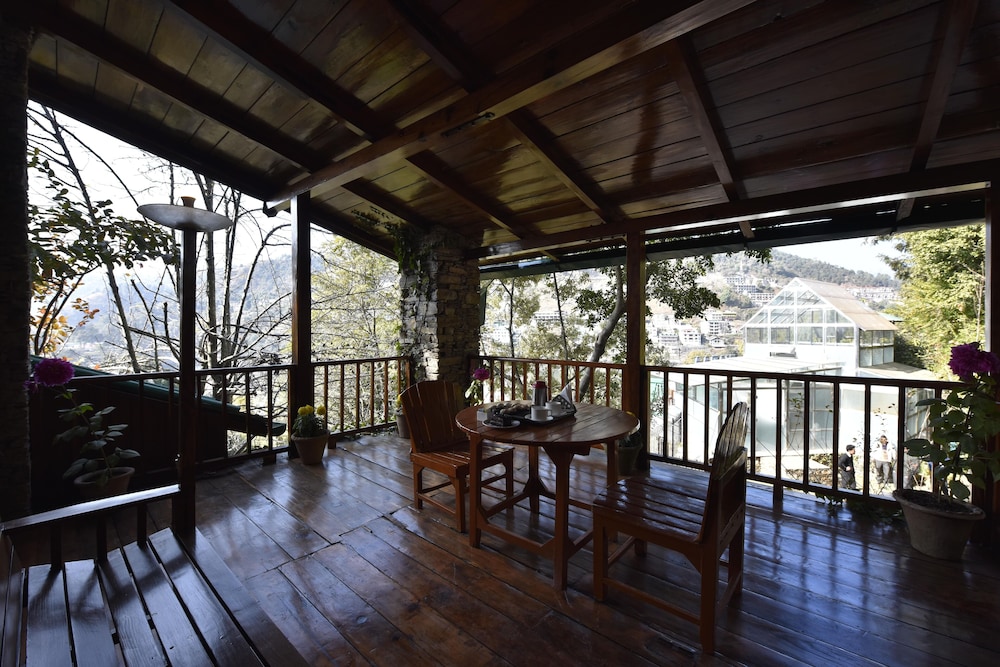 tiaraa monolith lake resort