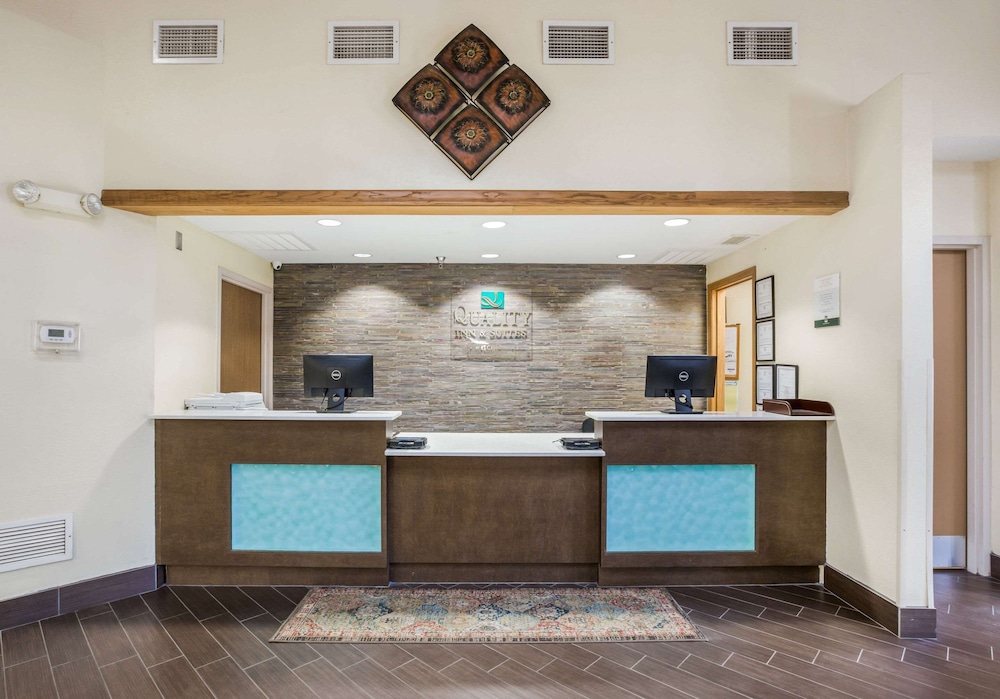 quality inn and suites lawrence university area