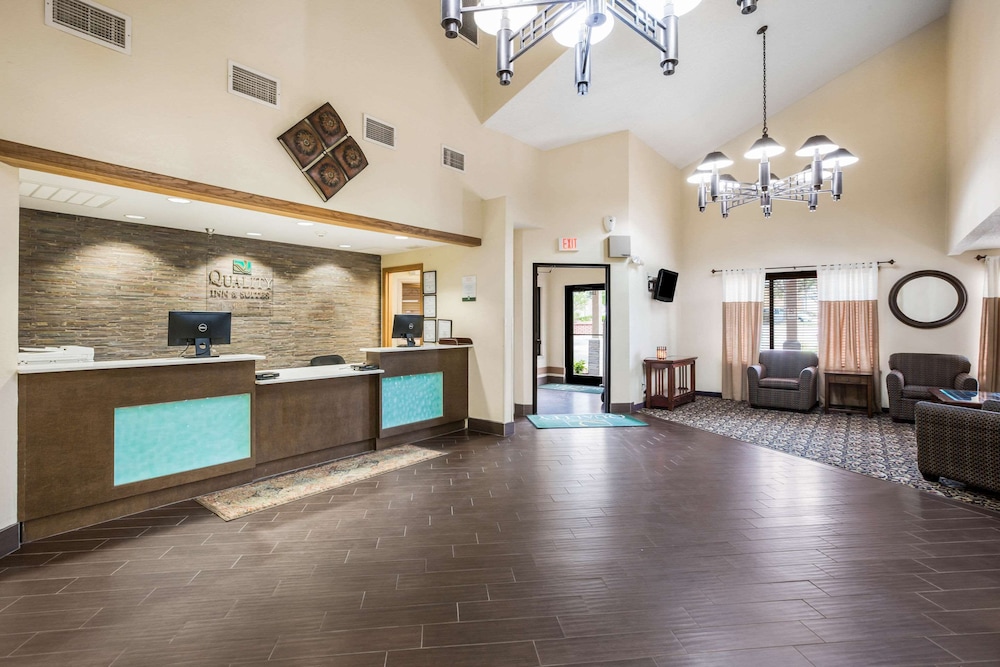 quality inn and suites lawrence university area