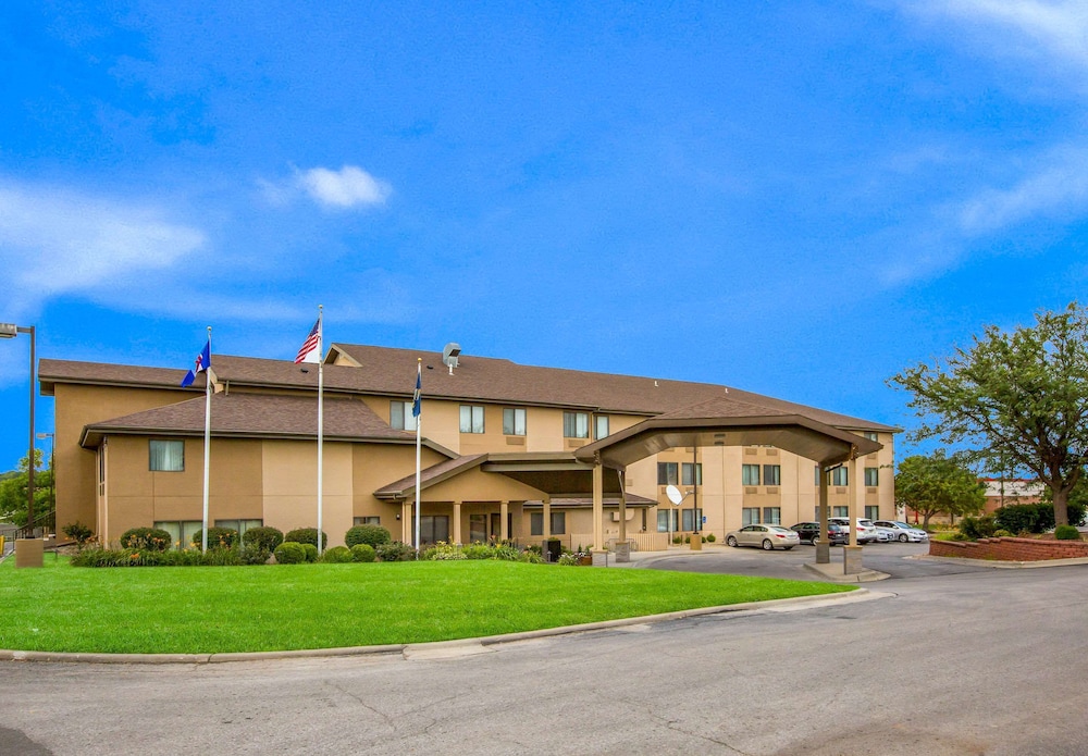 quality inn and suites lawrence university area