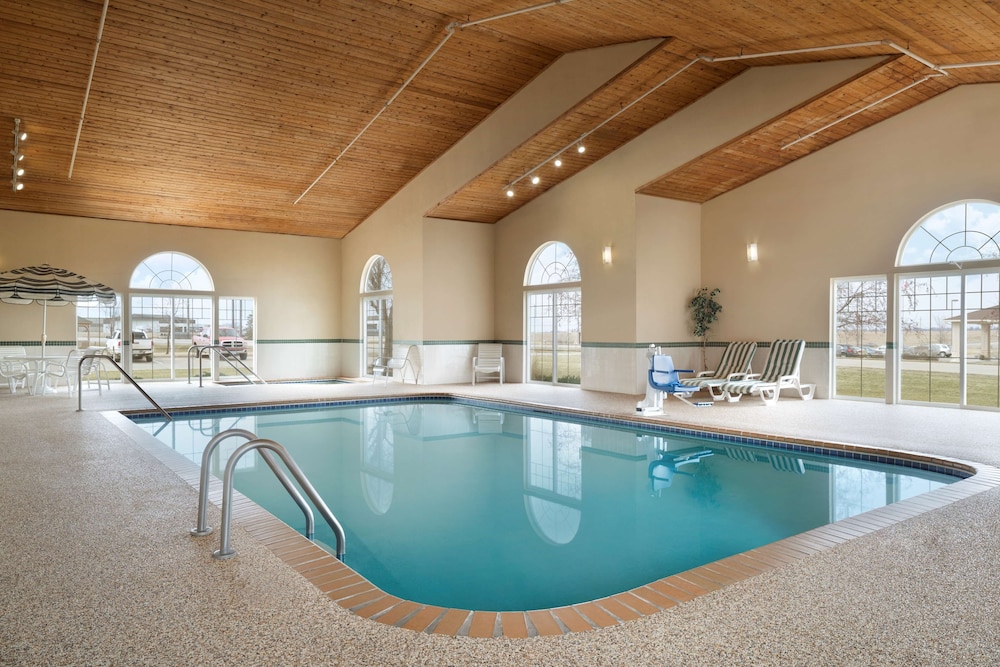 country inn and suites by radisson grinnell ia