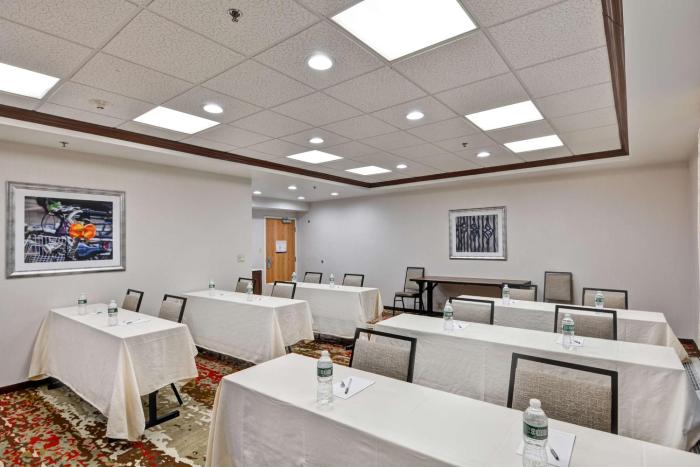 hampton inn albany wolf road airport