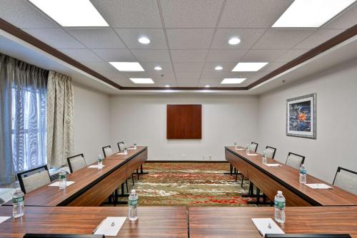 hampton inn albany wolf road airport