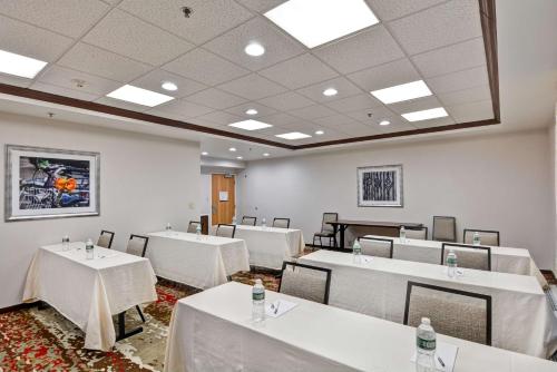 hampton inn albany wolf road airport