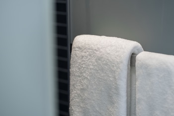 go hotel sriracha at central si racha