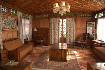 new alexandra group of houseboats