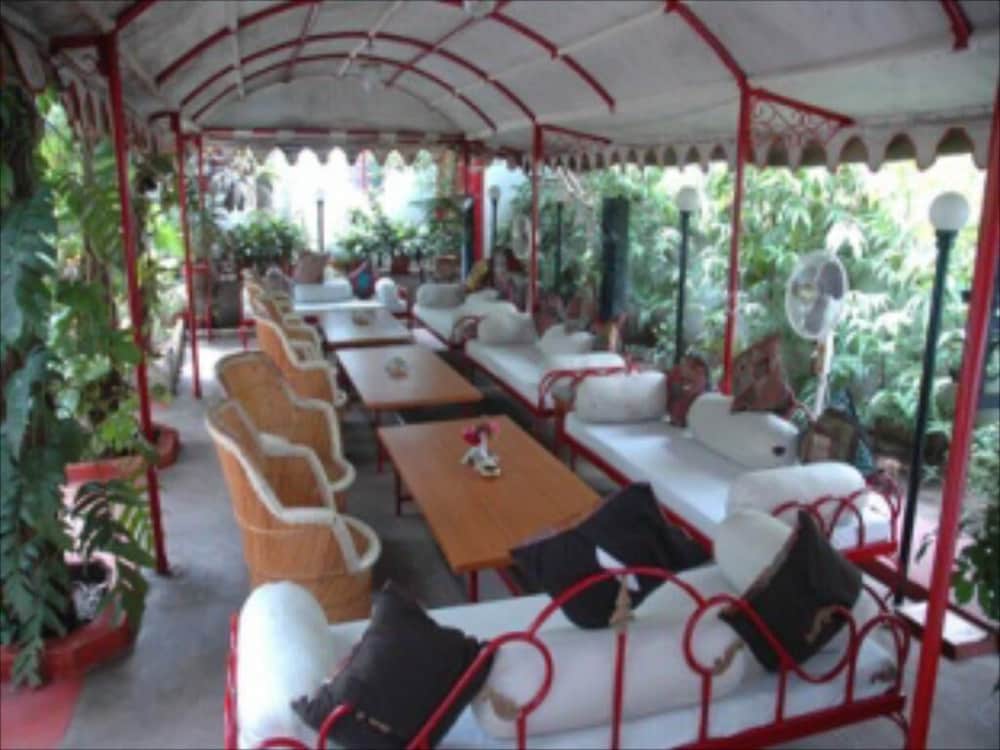 hotel raj palace by howard