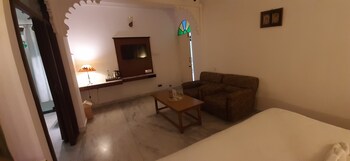 hotel raj palace by howard