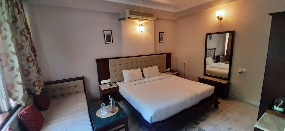 hotel raj palace by howard