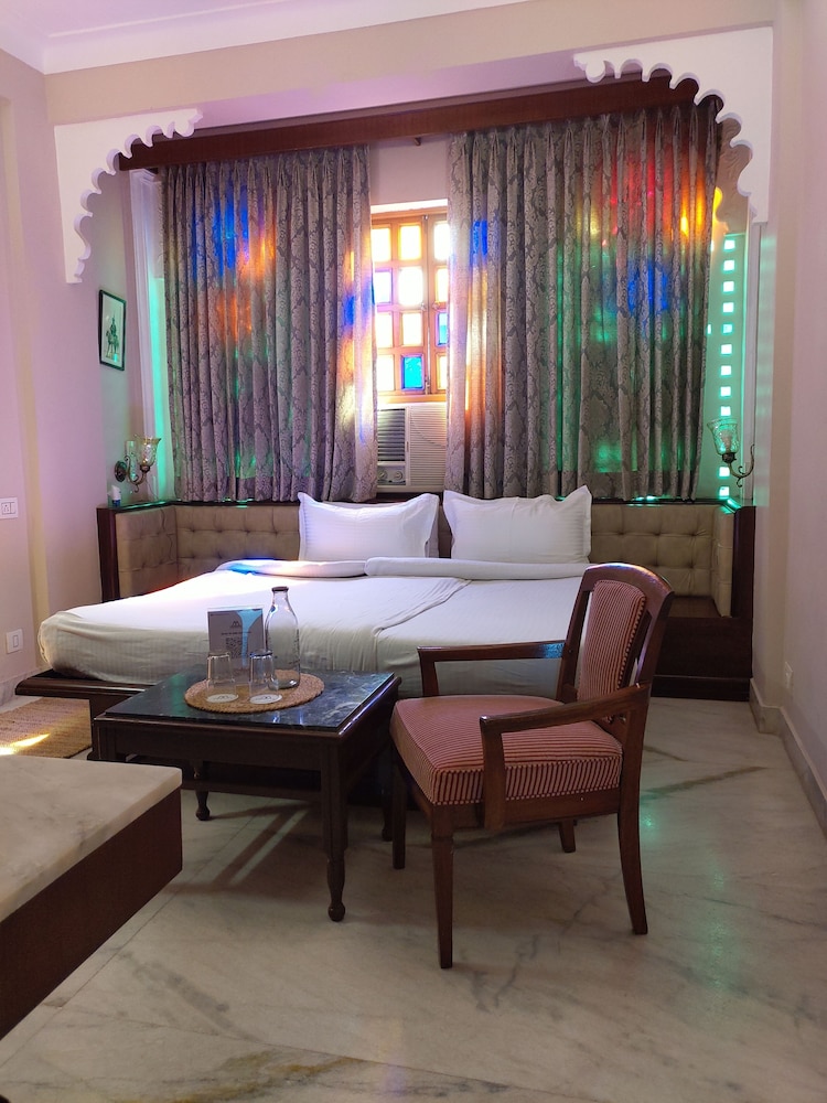 hotel raj palace by howard