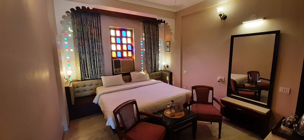 hotel raj palace by howard