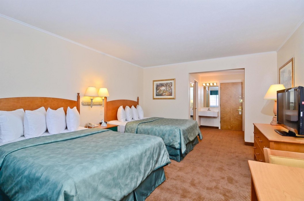 magnuson grand pioneer inn and suites