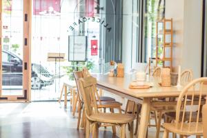 feung nakorn balcony rooms and cafe