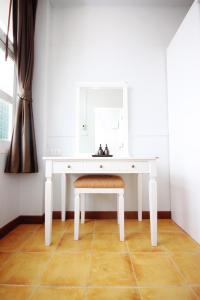 feung nakorn balcony rooms and cafe