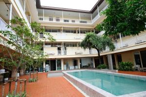 feung nakorn balcony rooms and cafe