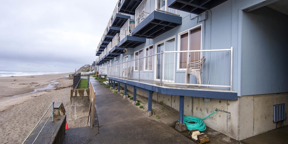 sandcastle beachfront motel