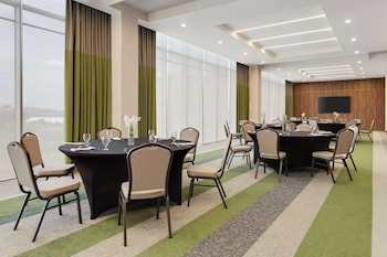 hilton garden inn san jose airport city mall