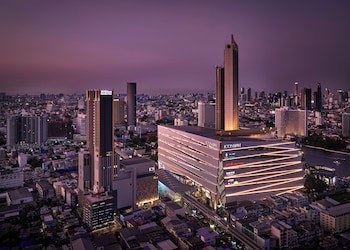 hilton garden inn bangkok riverside