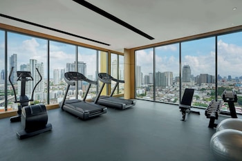 hilton garden inn bangkok riverside