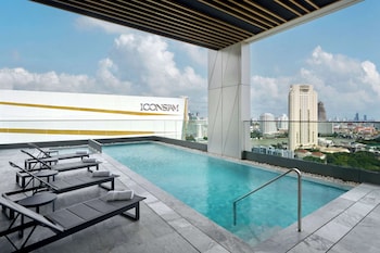 hilton garden inn bangkok riverside