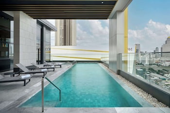 hilton garden inn bangkok riverside