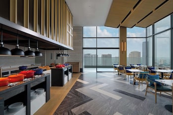 hilton garden inn bangkok riverside