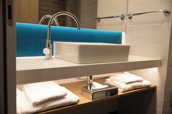 holiday inn express caen epron