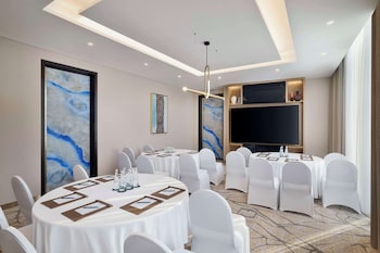 embassy suites by hilton dubai business bay
