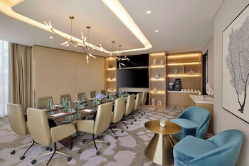 embassy suites by hilton dubai business bay
