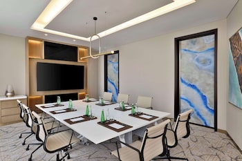 embassy suites by hilton dubai business bay