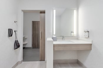 holiday inn express and suites austin airport east