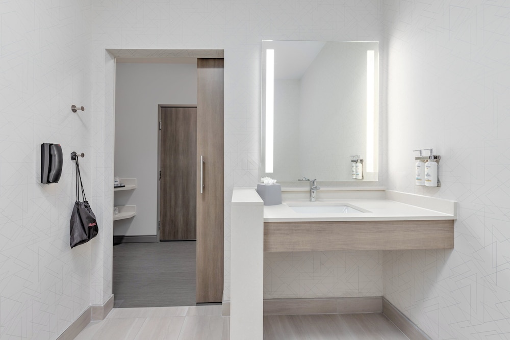 holiday inn express and suites austin airport east