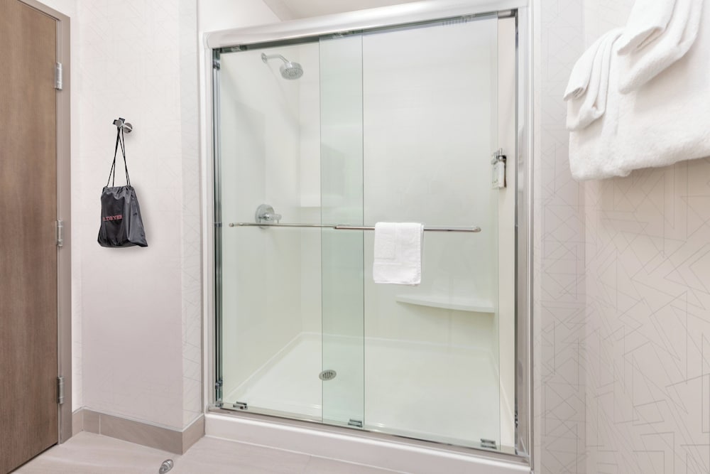 holiday inn express and suites austin airport east