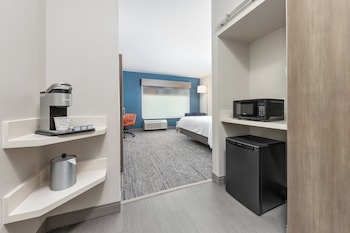 holiday inn express and suites austin airport east
