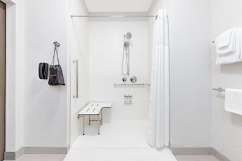 holiday inn express and suites austin airport east