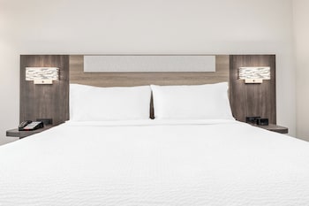 holiday inn express and suites austin airport east