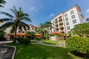 Diamond Westlake Suites,96 To Ngoc Van, Quang An,5 star