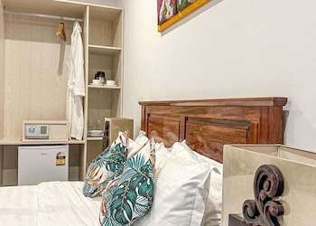 crown royale hotel and lounge