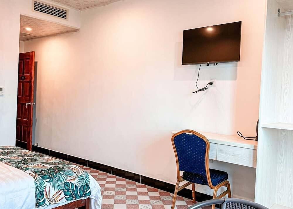 crown royale hotel and lounge