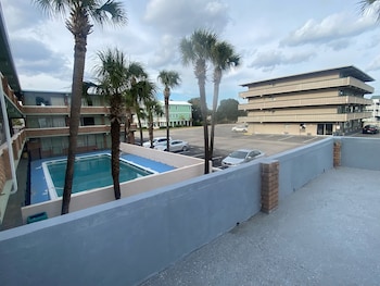 Palms By The Beach Motel,1900 S Ocean Blvd,2 star