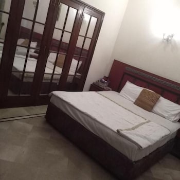 hotel versa apartment and lodges lahore