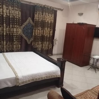 hotel versa apartment and lodges lahore