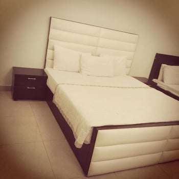 hotel versa apartment and lodges lahore