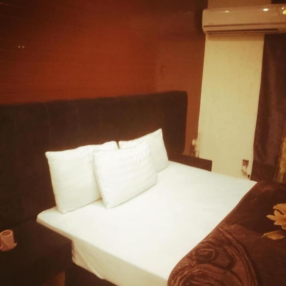hotel versa apartment and lodges lahore