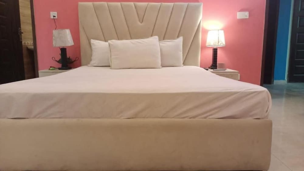 hotel versa apartment and lodges lahore