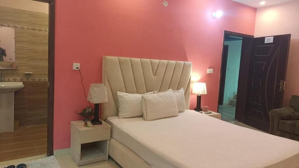 hotel versa apartment and lodges lahore